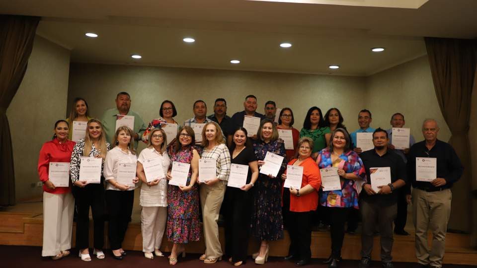 Creson entrega reconocimientos por antigüedad al personal de apoyo y asistencia a la educación